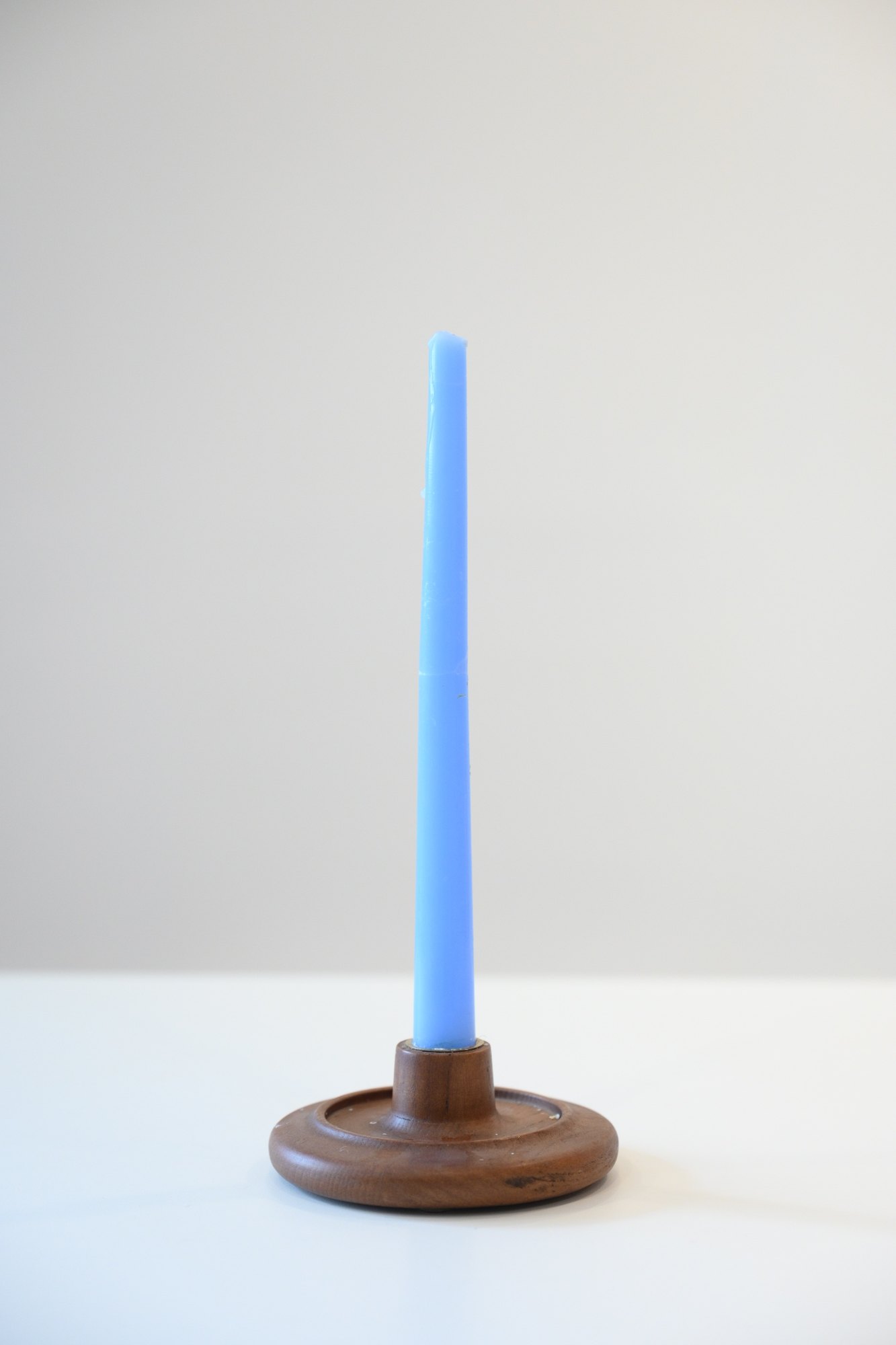 Blue vertical light accent creating a colour gradient on a neutral studio background