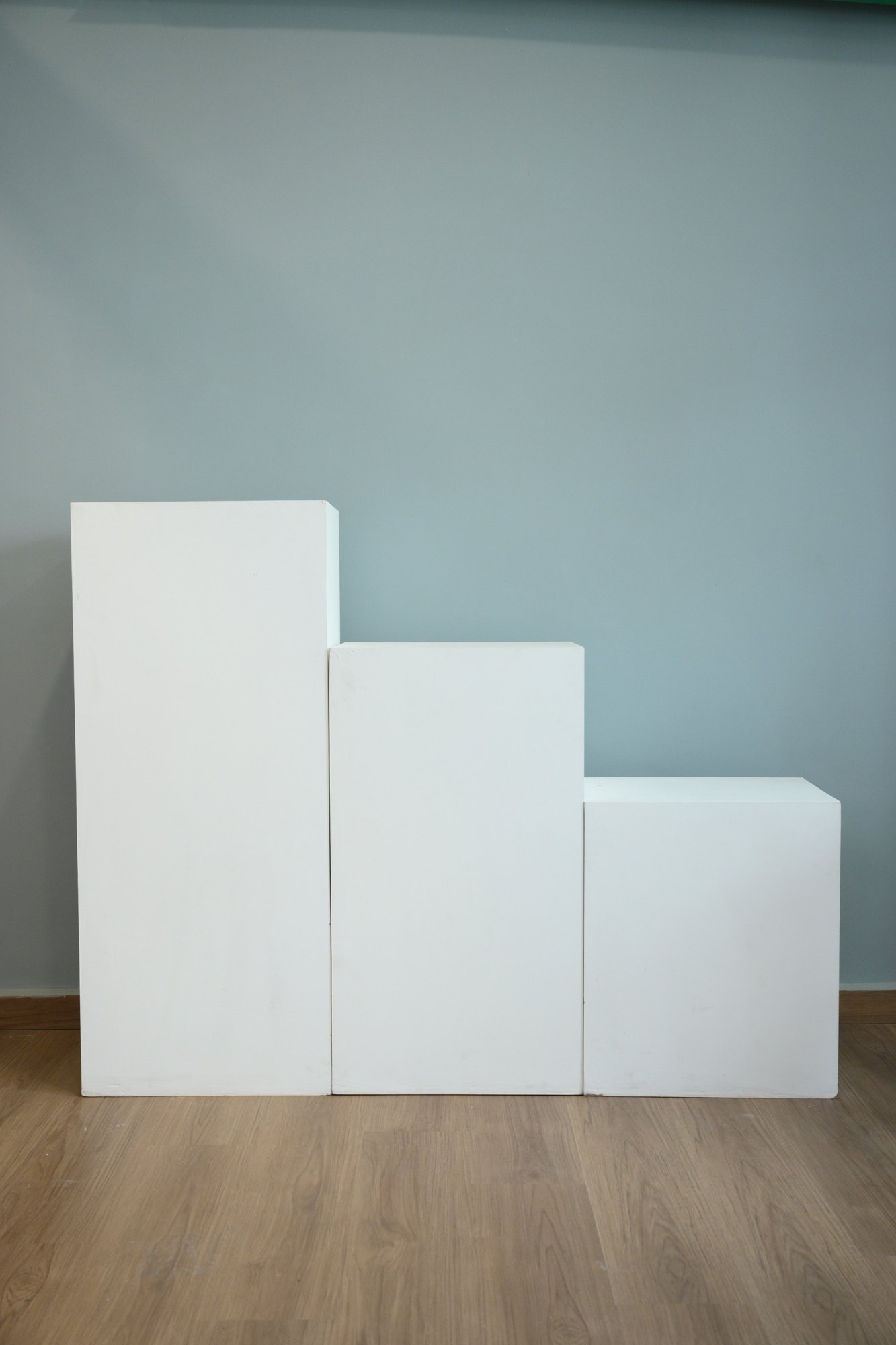 Graduated white plinths