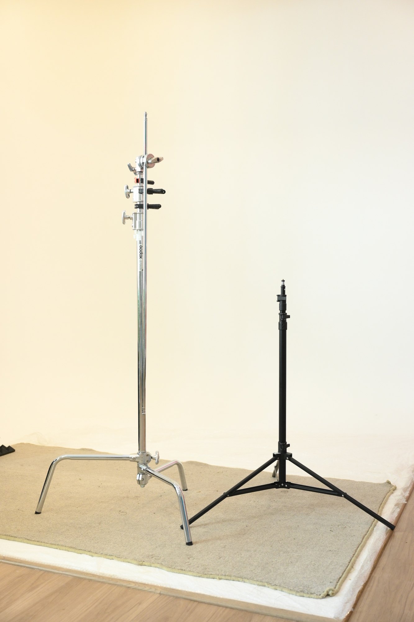 Light and grip stands